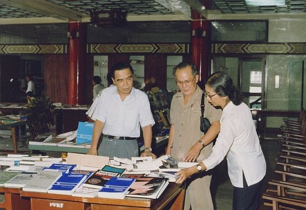 Prime Minister Phan Van Khai visiting the library of the Ho Chi Minh City Institute of Economics, 1990